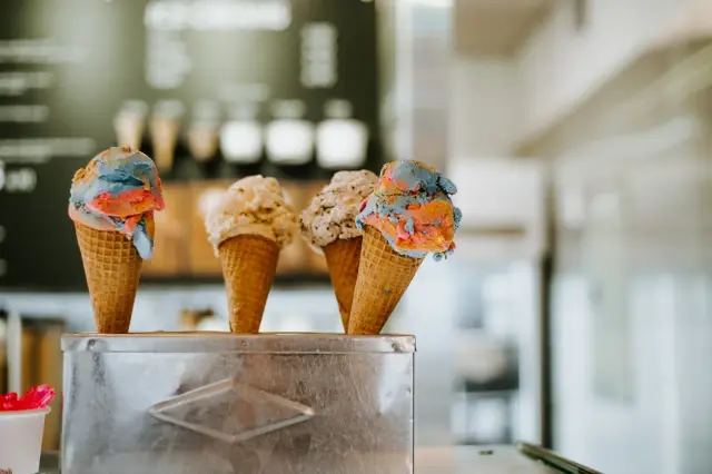 Heute im Angebot: wie eine Eisdiele ihre wechselnden Sorten und Allergene online zeigt